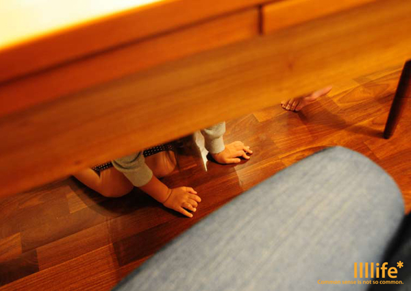 机の下の世界。| llllife: ken munakata